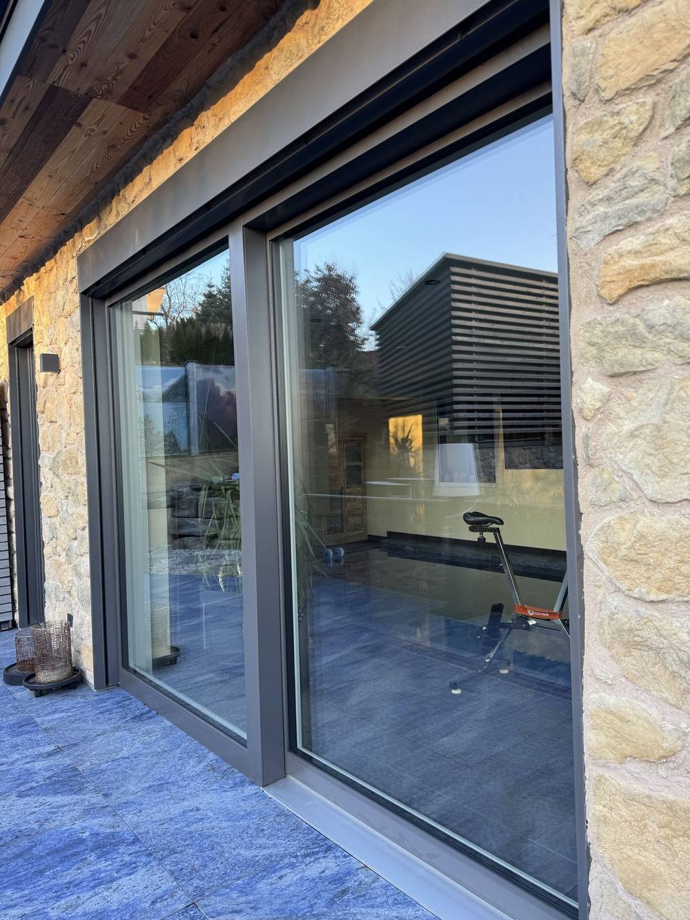 Gereinigte große Fensterfront einer Terrasse