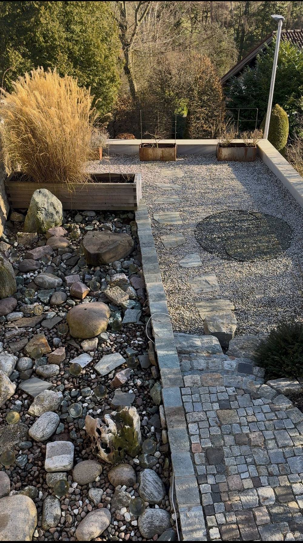 Fertig gepflegter Garten mit Kies und Bepflanzung