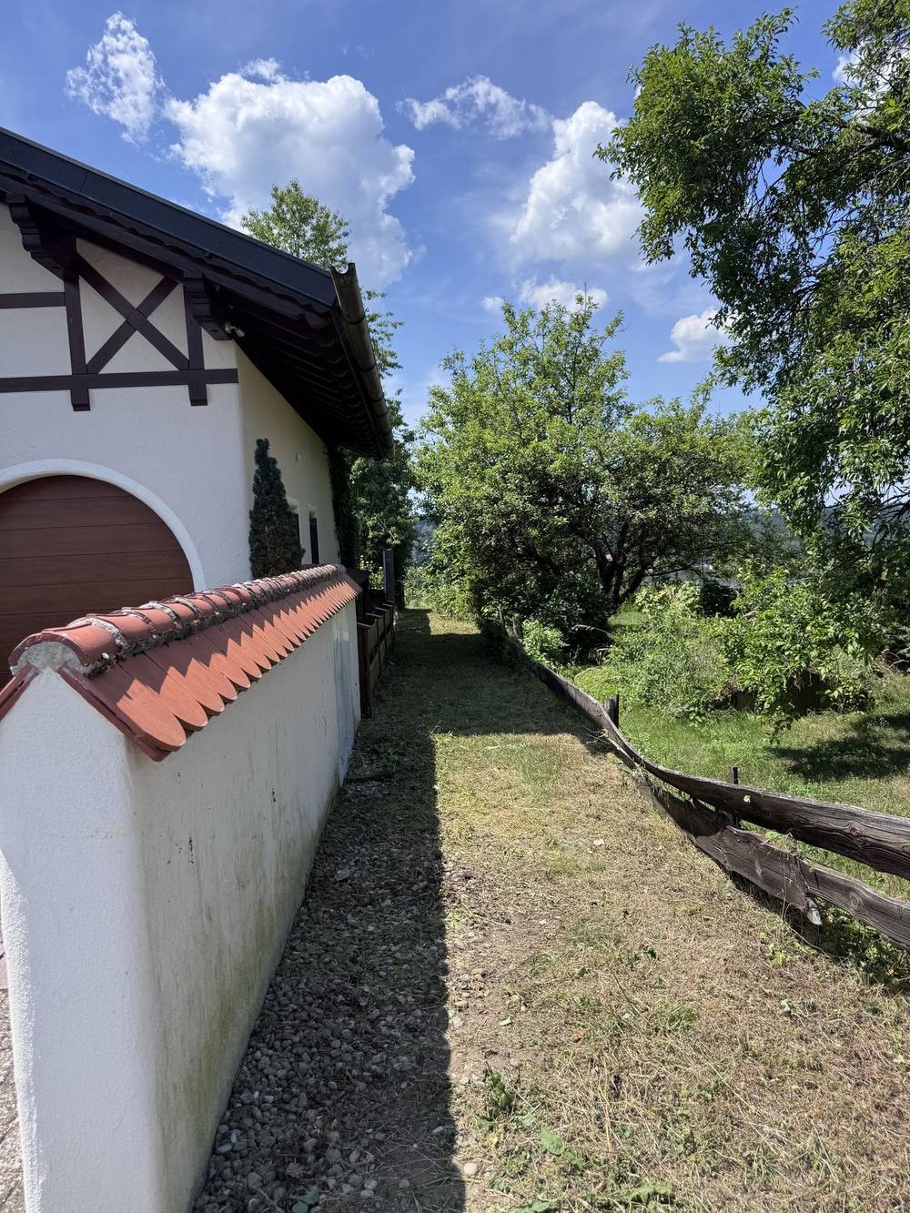 Weg entlang des Hauses, nachher: gemäht und gepflegt